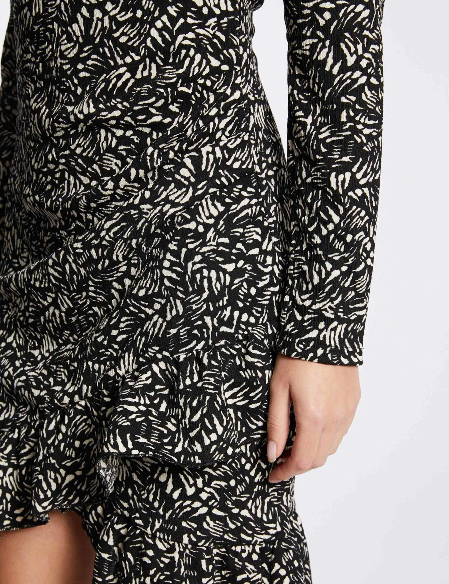 Robe Ajustée Drapée Imprimé Abstrait Noir Femme – Image 5