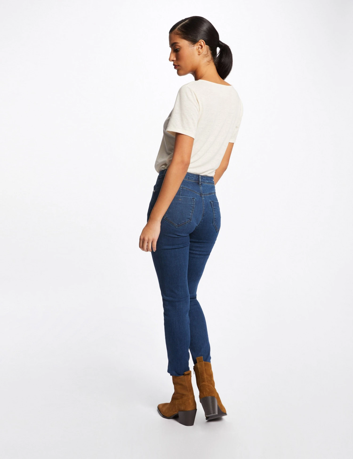 T-shirt Manches Courtes à Détails Bijoux Ivoire Femme – Image 2